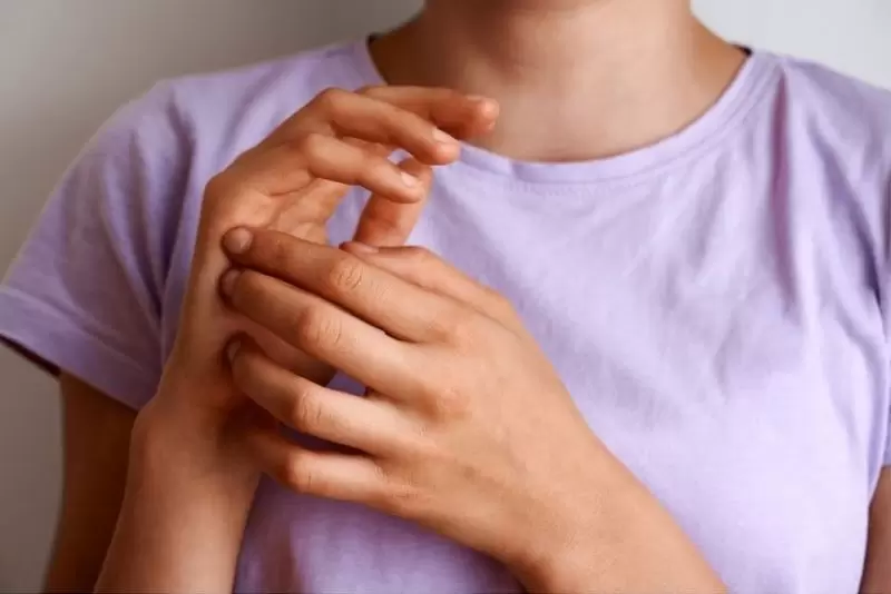 est une technique d’accompagnement qui combine des éléments de la médecine traditionnelle chinoise et de la psychologie occidentale